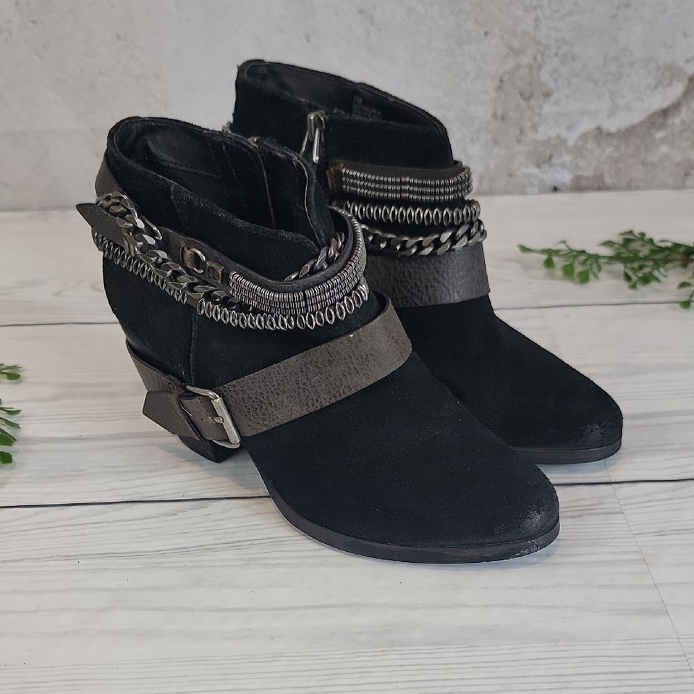 Trouve' Bristol Black Leather Ankle Boots with Chain Detail Womens Size 7M